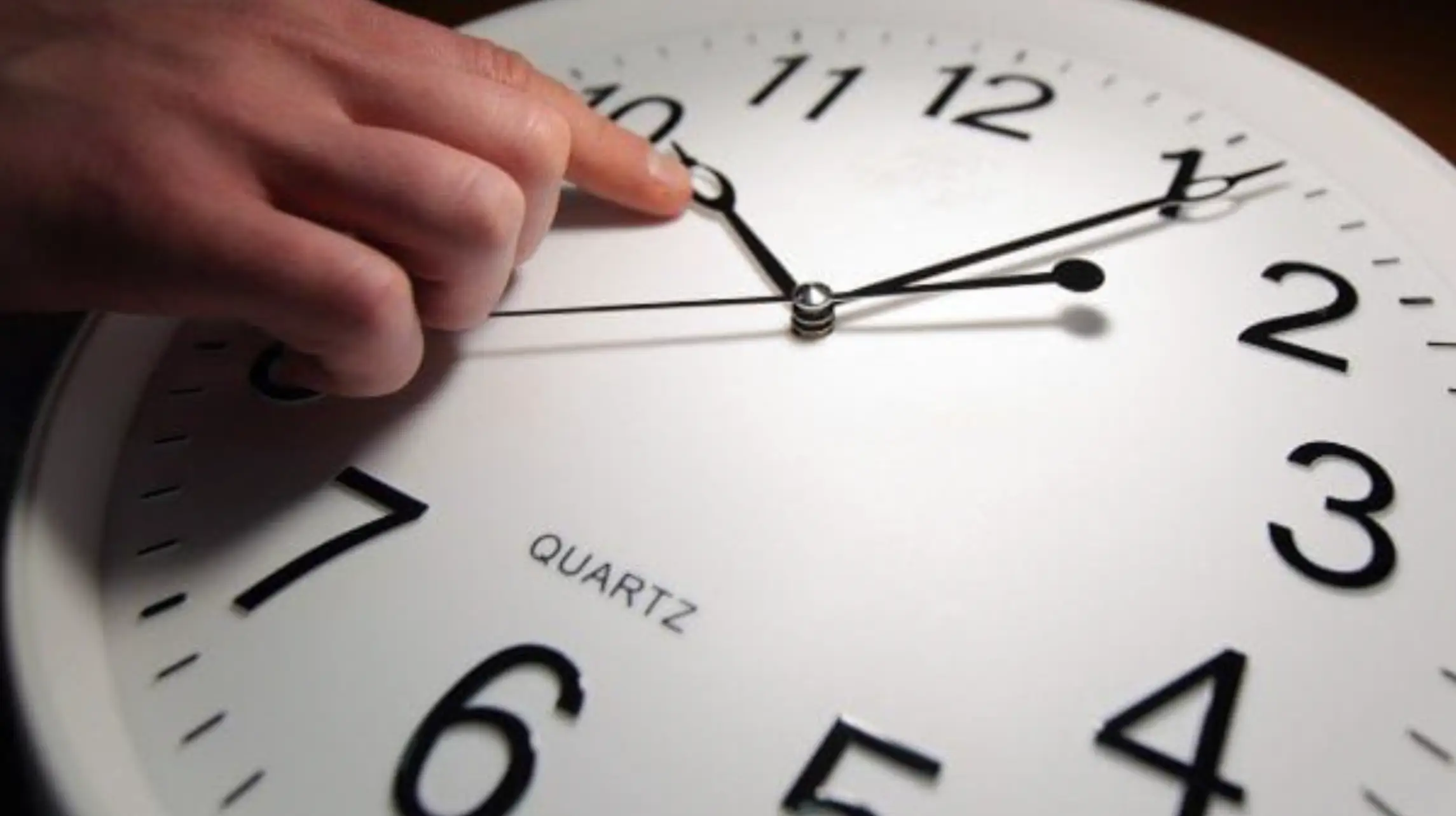 بعد تجاوز 20 ألف توقيع.. عريضة “العودة إلى التوقيت الطبيعي” تعيد الجدل حول الساعة الإضافية بالمغرب