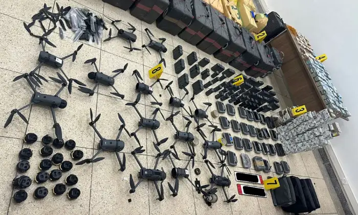 أمن وجدة يحبط محاولة تهريب دولي لـ 700 كيلوغرام من المخدرات ويعتقل 8 أشخاص بينهم جزائري 